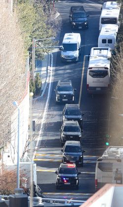 윤석열 대통령이 탄 차량 행렬이 15일 서울 용산구 한남동 대통령 관저에서 과천 공수처로 향하고 있다.(사진 제공=연합뉴스)