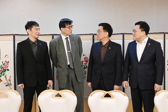 최상목&nbsp;대통령 권한대행 부총리 겸 기획재정부 장관이 17일 오전 정부서울청사에서 거시경제·금융현안간담회를 하고 있다. 왼쪽부터 이복현 금감원장, 이창용 한국은행 총재, 최 권한대행, 김병환 금융위원장.(사진 제공=연합뉴스)