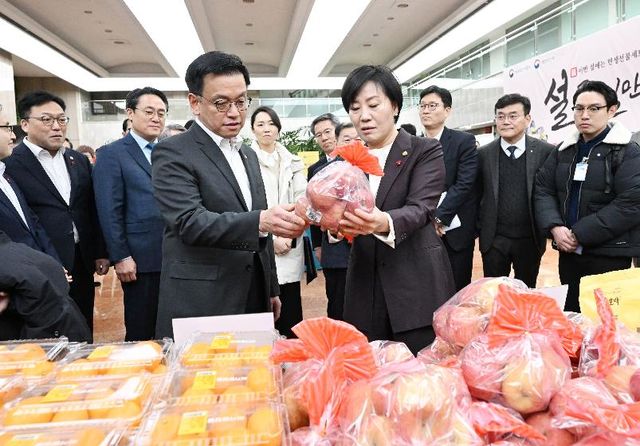 최상목 대통령 권한대행 부총리 겸 기획재정부 장관이 16일 오전 서울 종로구 정부서울청사에 마련된 농수산물 설맞이 장터를 참관, 설 성수품을 둘러보고 있다.(사진 제공=기획재정부)