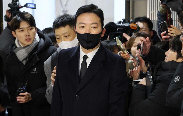 김성훈&nbsp;대통령경호처 차장이 17일 오전 경찰 국가수사본부 특별수사단(특수단)에 출석하고 있다. 김 차장은 지난 3일 고위공직자범죄수사처와 경찰의 윤석열 대통령 체포영장 집행 시도를 저지한 혐의를 받고 있다.(사진 제공=연합뉴스)