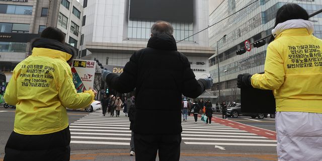 규탄 기자회견을 진행하고 있는 환경보건시민센터 회원들과&nbsp;가습기&nbsp;살균제 피해자 가족들.(사진 제공=연합뉴스)