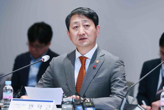 ‘미국 신 행정부 출범관련 민관합동 대책회의’를 주재하는 산업통상자원부 안덕근 장관.(사진 제공=산업통상자원부)