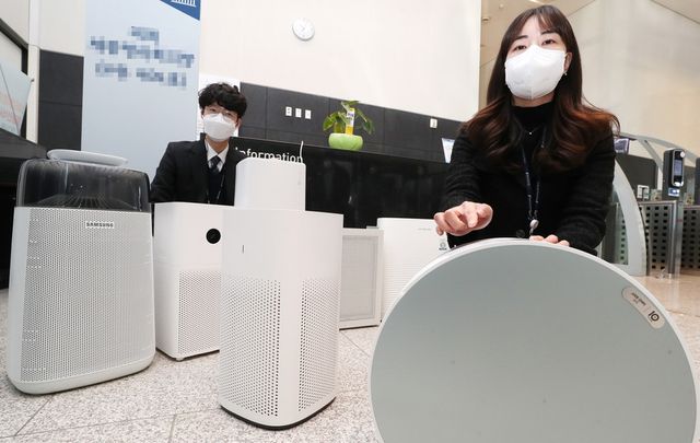 소비자 선호도가 높은&nbsp;공기청정기&nbsp;8개 브랜드 8개 제품을 대상으로 시험·평가한 내용을 설명하고 있는&nbsp;한국소비자원 관계자들.(사진=연합뉵스)