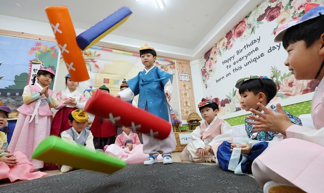 오전 인천 부평구 한빛유치원에서 한복을 입은 원생들이 윷놀이하며 즐거워하고 있다.(사진=연합뉴스)