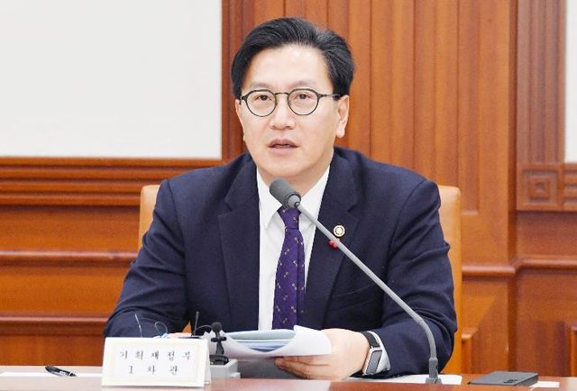 김범석 기획재정부 차관이 이날 오전 서울 종로구 정부서울청사에서 열린 '제51차 경제관계차관회의 겸 제38차 물가관계차관회의 겸 제8차 경제·금융상황점검 전담반 회의'를 주재, 모두발언을 하고 있다.(사진 제공=기획재정부)