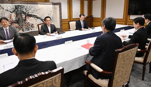 최상목 대통령 권한대행 부총리 겸 기획재정부 장관이 24일 서울 종로구 정부서울청사에서 대외경제현안간담회를 주재하고 있다.(사진=기획재정부)