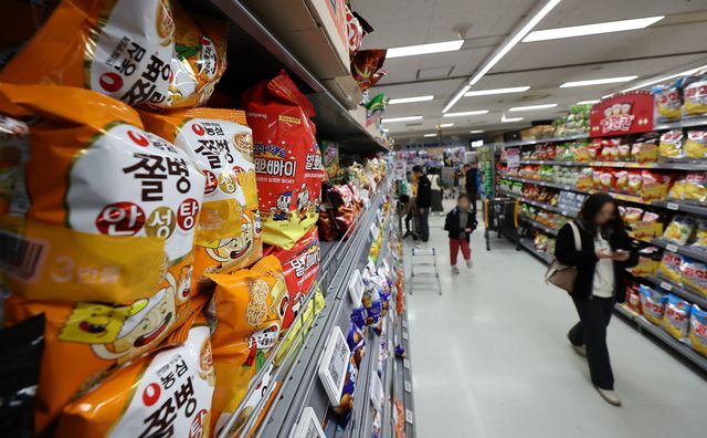 농식품 수출 1위 품목인 라면은 12억 5000만 달러(+31.1%), 상위 수출 품목 중 가장 높은 성장세를 보인 쌀가공식품은 전년 대비 38.4% 성장한 3억 달러 수출을 기록했다. (사진 제공 = 연합뉴스)