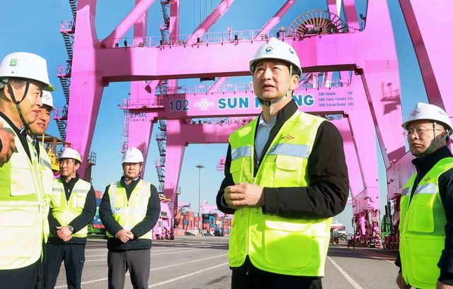 안덕근 산업통상자원부 장관이 인천신항 선광신컨테이너터미널을 방문, 수출입 화물 선적과 하역작업 등 해상물류 상황을 점검하고 현장 근무자들을 격려하고 있다. (사진 제공 = 산업통상자원부)