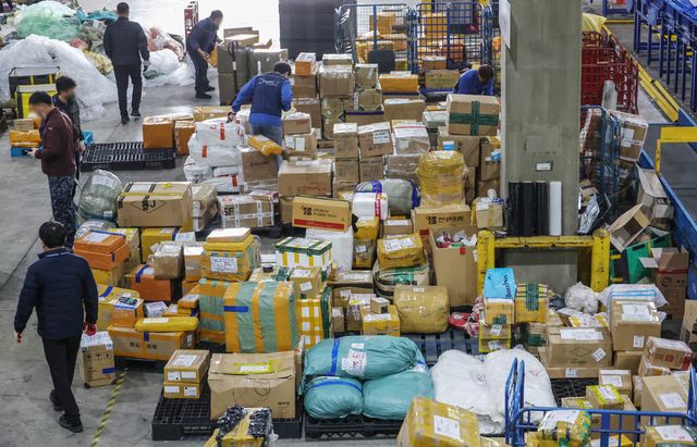 최근 온라인상에서 효과가 없거나 품질이 떨어지는 이른바 ‘짝퉁’ 화장품 유통이 확산되고 있어 소비자들의 각별한 주의가 요구되고 있다. 사진은&nbsp;인천시 중구 인천본부세관 특송물류센터에 해외 직구 물품들이 쌓여 있는 모습. (사진=연합뉴스)