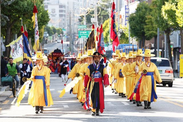 서울의 골목들이 올가을 축제의 무대로 변신한다.&nbsp;서울시는 로컬브랜드 육성사업을 추진 중인 8곳 상권에서 로컬브랜드 가을 축제를 순차적으로 개최한다고 15일 밝혔다. 사진은&nbsp;서울 성북구 의릉 일대에서 영조대왕의 의릉 행차를 재현한 의릉 문화축제 어가행렬 퍼레이드 모습. (사진=연합뉴스)