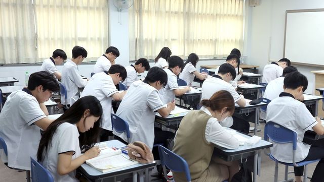식약처, 수능 대비 식·의약품 온라인 부당광고·불법유통 특별점검 실시. 사진은 경남 창원시 의창구 창원봉림고등학교에서 3학년 학생들이 자율학습을 하고 있는 모습. (사진=연합뉴스)