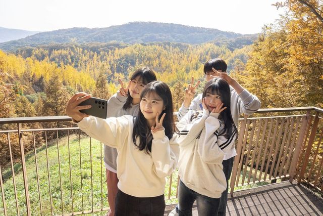 지난해 일반 공개 당시 황금빛으로 물든 에버랜드 은행나무숲에서 모델들이 기념사진을 촬영하고 있다.&nbsp;(삼성물산 제공)