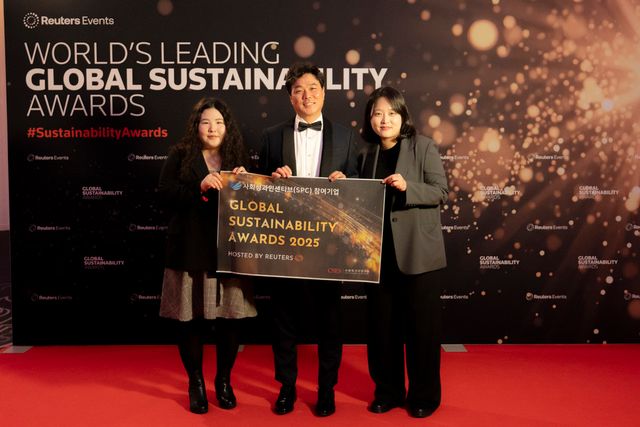 영국 런던 현지에서 열린 ‘2025 로이터 글로벌 지속가능성 어워드(Reuters: Global Sustainability Awards 2025)’ 시상식 현장. 2025 로이터 글로벌 지속가능성 어워드 ‘Circularity Award (자원순환 부문)’ 파이널리스로 선정된 모어댄 최이현 대표(가운데)와 사회적가치연구원 관계자가 시상식 현장에서 기념 촬영을 하고 있다. (CSES 제공)