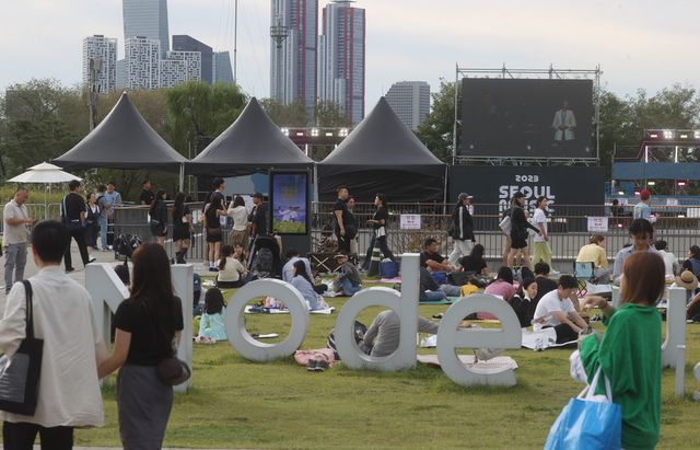 서울시 대표 음악축제 이 11월 1일(토)부터 11월 2일(일)까지 2일간 문화비축기지(마포구)에서 개최된다. 사진은 서울 노들섬에서 열린 2023 서울뮤직페스티벌에서 시민들이 축제를 즐기고 있는 모습. (사진=연합뉴스)