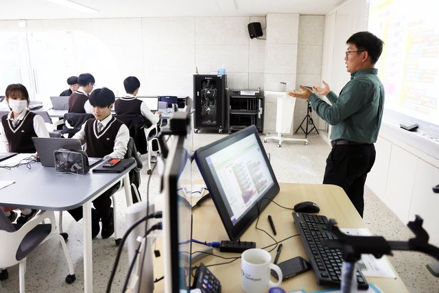 교육부와 한국교육학술정보원(KERIS)은 학교에서 자유롭게 활용할 수 있는 ‘학교 안심폰트’ 21서체 21종을 새롭게 보급한다고 밝혔다. 사진은&nbsp;서울 관악구 당곡고등학교에서 학생들이 수업을 받고 있는 모습. (사진=연합뉴스)