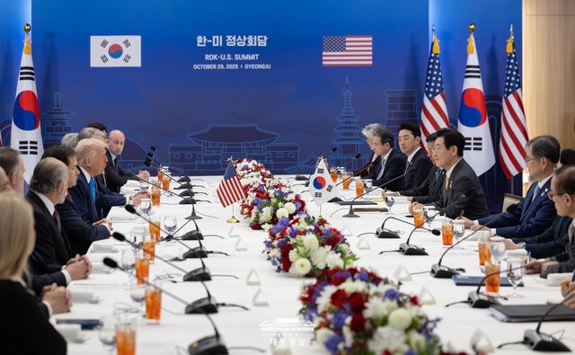 이재명 대통령과 도널드 트럼프 미국 대통령이 29일 경북 경주박물관에서 한미 정상회담을 하고 있다. (사진=대통령실)