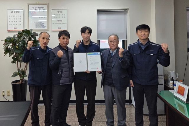 한전KDN은 최근 한국산업안전보건공단으로부터 '위험성평가 우수사업장 인정'을 추가 취득하고 기념사진을 찍고 있다. (사진=한전KDN 제공)