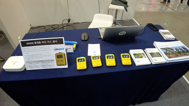 '2025 스마트건설·안전·AI 엑스포' DL이앤씨 부스에서 가스 모니터링을 할 수 있는 휴대용 무선 가스 센서가 전시되어 있다. [사진=이해석 기자]