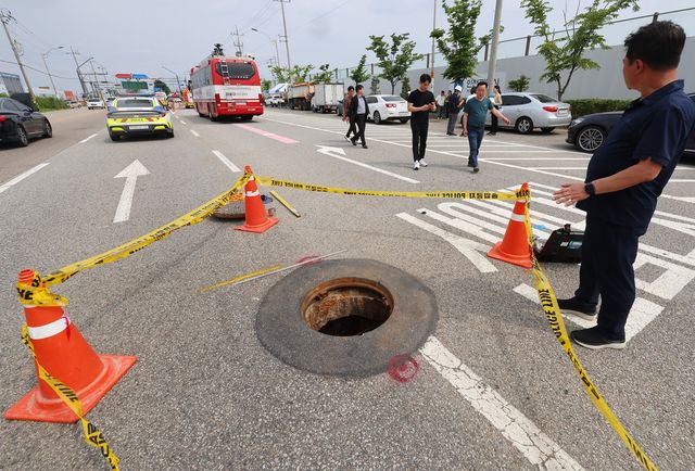 40대 남성 1명이 심정지 상태로 구조되고 50대 남성 1명이 실종된 인천시 계양구 병방동 맨홀 현장. (사진=연합뉴스)