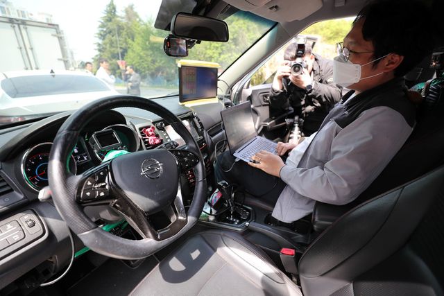 급발진 사고 예방과 맨홀 추락 방지 등 일상 안전을 강화하는 사업들이 내년부터 본격 가동된다. 사진은 차량 급발진 의심 사고와 관련해 차량의 결함에 의한 급발진 여부를 밝힐 '재연 시험'을 하는 현장의 모습. (사진=연합뉴스)