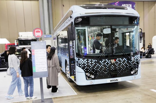 정부가 K-모빌리티 혁신의 미래를 열기 위해 내년에 정책금융 15조 원 이상을 공급하고, 500억 원 규모의 미래차 산업기술혁신펀드를 조성하기로 했다. 아울러 2028년까지 자율주행차 양산을 목표로 내년까지 제도 개선을 마무리하기로 했다.&nbsp;사진은&nbsp;경기도 고양시 킨텍스 자율주행 특별관에서 관람객들이 우진산전의 자율주행 전기버스를 직접 타보고 있는 모습. (사진=연합뉴스)