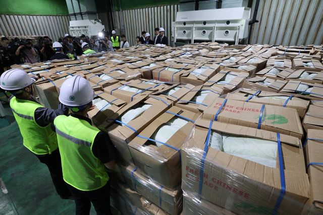 앞으로 창업보육센터에 입주한 벤처·창업기업도 수입식품 등 영업 등록이 가능해진다. 식품의약품안전처는 이런 내용을 담은 '수입식품안전관리 특별법' 시행규칙 개정안을 입법 예고했다고 17일 밝혔다. 사진은&nbsp;경기도 이천시 대월면 aT 한국농수산식품유통공사 이천비축기지에서 관계자들이 정부가 수급 안정을 위해 중국에서 수입한 배추를 살펴보고 있는 모습. (사진=연합뉴스)