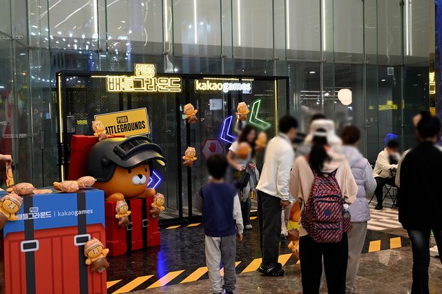 부산 신세계백화점 센텀시티 내 카카오게임즈 ‘AIR PUBG : First Class’ 행사장 포토존에서 관람객이 사진을 찍고 있다. (사진=신윤철 기자 / 위 사진은 니콘Z6II로 촬영 되었습니다.)&nbsp;