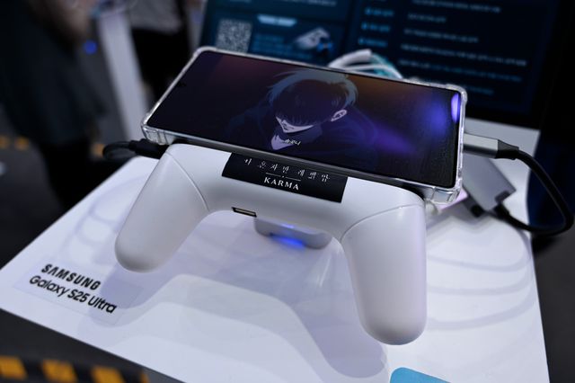 넷마블 부스 내 설치된 삼성전자 갤럭시 S25 울트라 시연 모습. (사진=신윤철 / 위 사진은 니콘Z6II로 촬영 되었습니다.)