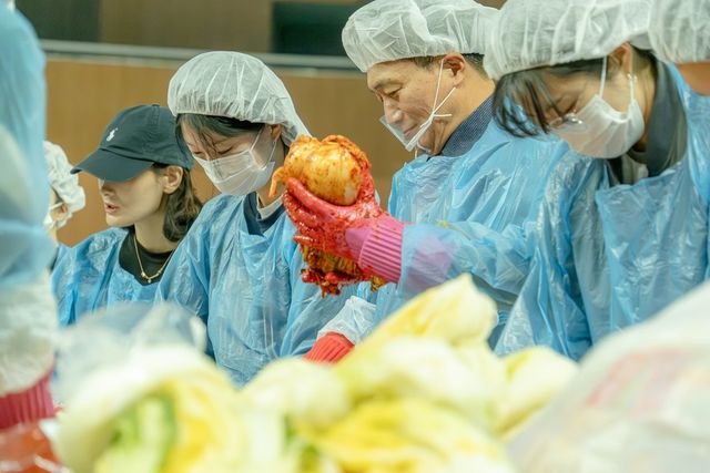 인천국제공항공사는 동절기를 앞두고 지역사회에 나눔문화를 확산하기 위해 18일 오전 청사 인근 실내 체육관인 인천공항 스카이돔에서 인천공항 상주직원이 참여하는 ‘김장 나눔 봉사활동’을 진행했다고 밝혔다. 사진은 인천국제공항공사 이학재 사장(사진 오른쪽에서 두 번째) 및 참가자들이 지역사회에 전달할 김장김치를 담그고 있는 모습. (사진=인천국제공항공사)
