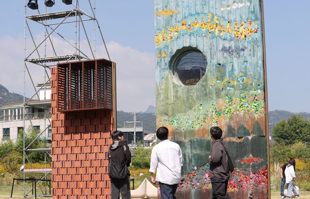 사진은 제5회 서울도시건축비엔날레가 진행되고 있는 서울 종로구 열린송현 녹지광장을 찾은 시민들이 전시 참여 작가들의 조형물을 감상하고 있는 모습. (사진=연합뉴스)
