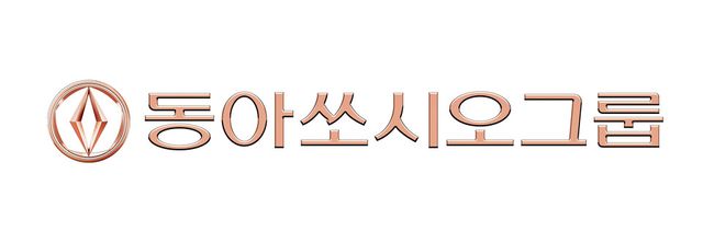 동아쏘시오그룹 CI:&nbsp;새로운 그룹 CI는 ‘무궁(無窮)의 건강, 100년의 신뢰’를 주제로 만들어졌으며, 동그란 원 안에 다섯 개 꽃잎의 무궁화를 모티브로 한 오각형 형태로 디자인됐다. CI 중심에는 나침반을 형상화하여, 인류의 건강과 행복을 위한 끝없는 도전이라는 미션 아래 ‘혁신으로 이끄는 글로벌 기업’으로 나아간다는 방향성을 상징한다.&nbsp;동아쏘시오그룹은 내년부터 그룹사 전반에 걸쳐 새 CI를 단계적으로 적용할 예정이다. (동아쏘시오그룹 제공)