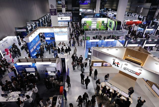 정부가 AI 학습데이터 저작권 정비, 공공데이터 개방 확대, AI 생성물 권리 기준 마련 등 AI 분야 67개 규제개선 과제를 담은 'AI 분야 규제합리화 로드맵'을 27일 발표했다. 사진은&nbsp;서울 강남구 코엑스에서 열린 'AI 서밋 서울 & 엑스포 2025'를 찾은 참관객들이 부스를 둘러보고 있는 모습. (사진=연합뉴스)