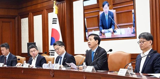 정부가&nbsp;첨단산업에 쓰이는 리튬, 니켈, 코발트, 망간, 흑연과 희토류 5종 등 모두 10종을&nbsp;전략 핵심광물로 관리하고 2030년까지 재자원화율 20%를 달성하기로 했다.&nbsp;구윤철 경제부총리 겸 기획재정부 장관이 최근 서울 종로구 정부서울청사에서 열린 제6차 공급망안전화위원회에서 모두발언을 하고 있는 모습. (사진=기획재정부)