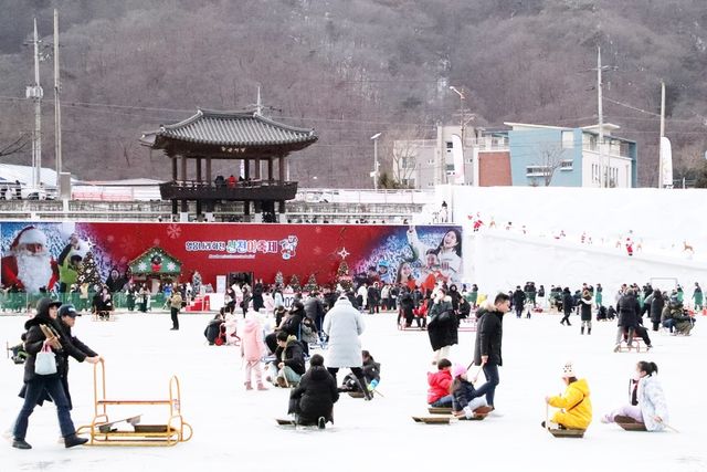비수도권 숙박시설을 대상으로 숙박요금 7만 원 이상은 3만 원, 7만 원 미만은 2만 원 할인받을 수 있는 '숙박할인권'이 선착순으로 배포된다. 사진은 '2025 화천산천어축제'를 찾은 시민과 방문객들의 모습. (사진=연합뉴스)