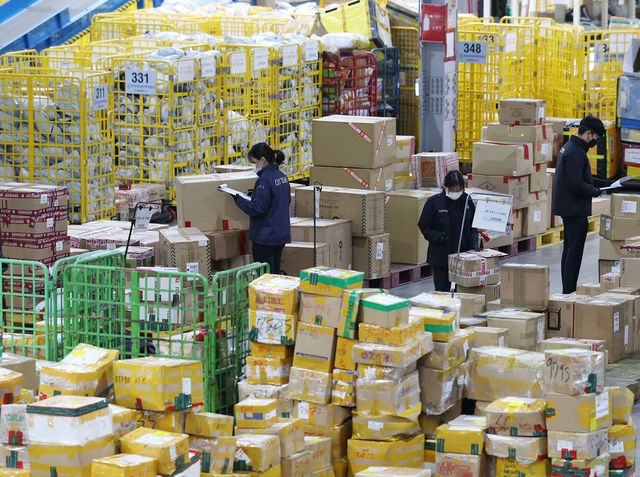 관세청은 11월 11일 중국의 광군제, 29일 미국의 블랙프라이데이 등을 앞두고 '해외직구 불법 수입행위에 대한 특별단속'을 한다고 밝혔다. 사진은&nbsp;인천시 중구 인천공항본부세관 특송물류센터에서 관계자들이 직구 물품을 살펴보고 있는 모습. (사진=연합뉴스)