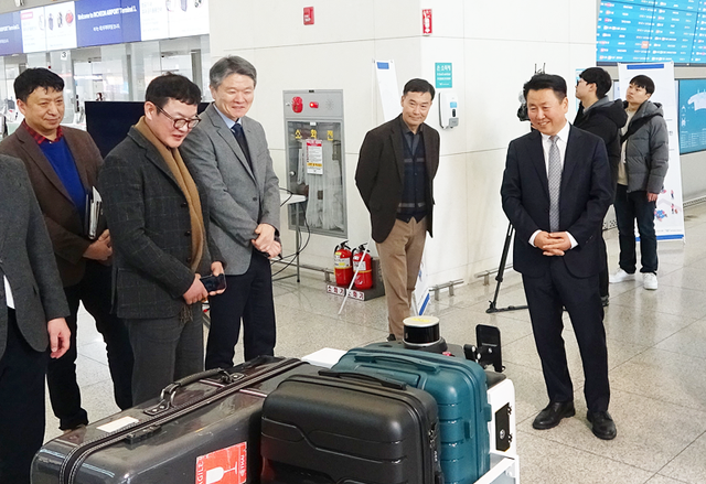인천국제공항 제1터미널 출국장에 주소기반 이동지능정보를 활용한 ‘캐리어 배송 로봇’이 배치돼 이용객의 짐 운반을 시연하고 있다. (행안부 제공)