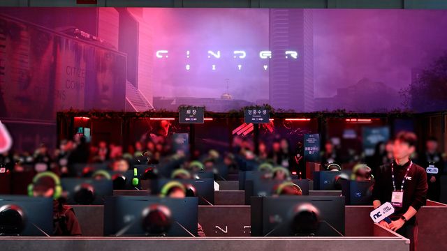 지난 11월 열린 '지스타 2025'에 마련된 엔씨 부스의 '신더시티' 시연존 모습. [사진=신윤철 기자/위 사진은 니콘Z6II로 촬영 되었습니다.]