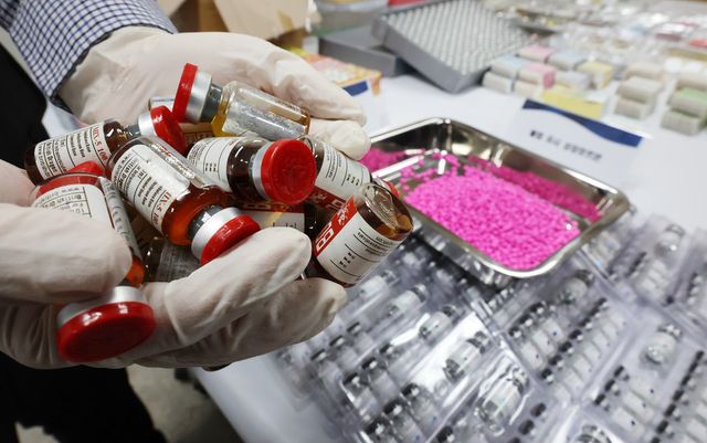 사진은&nbsp;식약처 관계자가 작년 2월 6일 오전 서울 양천구 서울식약청에서 불법 스테로이드제제 및 전문의약품 불법 제조유통 업자 적발과 관련한 브리핑에서 압수품을 공개하고 있는 모습. (사진=연합뉴스)