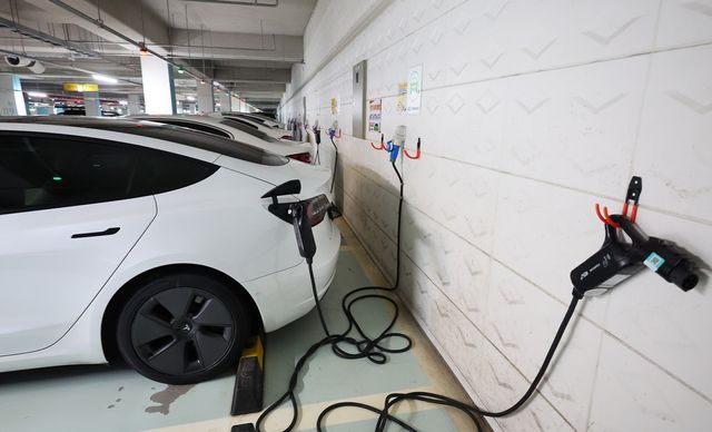 전기차 충전요금, 사업자별 차이 커 소비자 정보제공 시급. 사진은&nbsp;인천 연수구 송도동 한 아파트 지하 주차장 전기차 충전소 모습. (사진=연합뉴스)