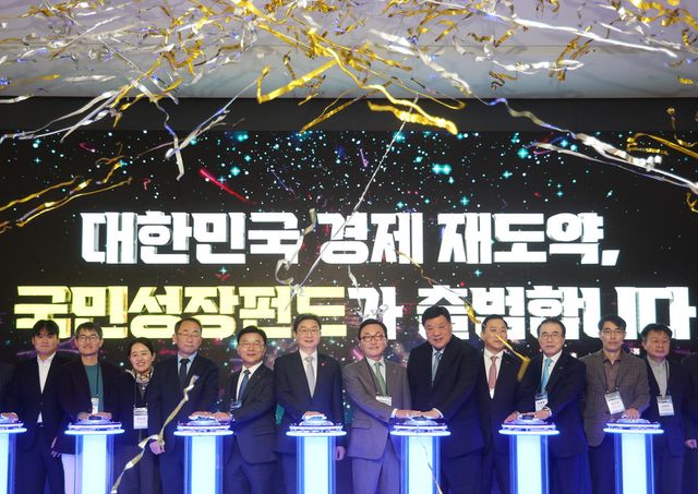 금융위원회는 내년 국민성장펀드를 통해 1차 메가프로젝트 7건을 시작으로 첨단산업을 본격 지원한다. 또 연 4.5% 청년·취약계층 대출을 신설하고, 금융안정·시장질서·소비자 보호를 하는 등 '생산·포용·신뢰'의 3대 금융 대전환을 이루겠단 방침이다. 국민성장펀드 출범식에서 박상진 한국산업은행 회장(왼쪽 다섯번째부터), 이억원 금융위원장과 박현주 미래에셋 회장, 서정진 셀트리온 회장 등이 기념 세리머니를 하고 있는 모습. (사진=연합뉴스)