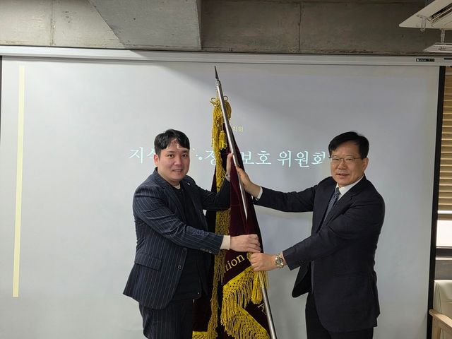 IP정보보호 위원회 창립 및 학술세미나 개최. 사진 오른쪽이 (사)한국법학회 등기이사장 최재웅 변호사, 왼쪽이 IP 정보보호 위원회 위원장 홍준호 교수. (사진=법무법인 성현)