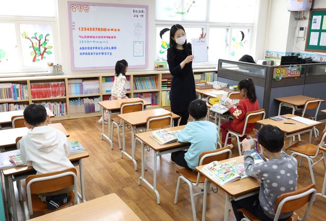 새해 1월 5일부터 전국 방과 후 돌봄시설 5500여 개 중&nbsp;360곳의 운영시간이 최대 자정까지 연장된다. 사진은 서울의 한 초등학교 돌봄교실에서 어린이들이 책을 읽는 수업을 듣고 있는 모습. (사진=연합뉴스)