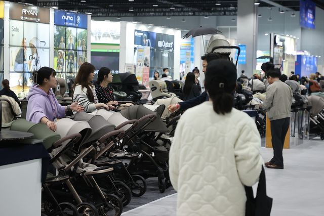 서울시가 라이온코리아(주)와의 민·관 협력을 통해 서울시 모든 임신부에게 위생용품 세트를 지원하는 사업을 확대 추진한다. 기존 연 4만 세트 규모였던 지원 물량은 6만 세트로 늘어난다. 사진은&nbsp;서울 강서구 마곡동 코엑스 마곡에서 열린 '2025 마이비 마곡 베이비페어&유아교육전'에서 방문객들이 육아용품을 살펴보고 있는 모습. (사진=연합뉴스)