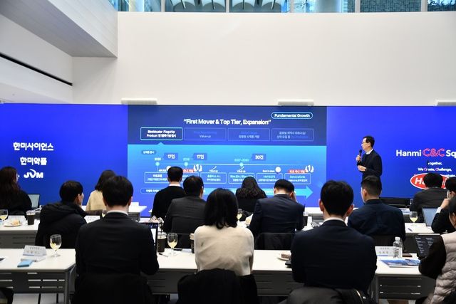 지난 4일 한미약품 박재현 대표가 한미그룹 기업설명회 'Hanmi Vision Day'에서 미래 성장 전략을 발표하고 있다. [사진=한미약품]