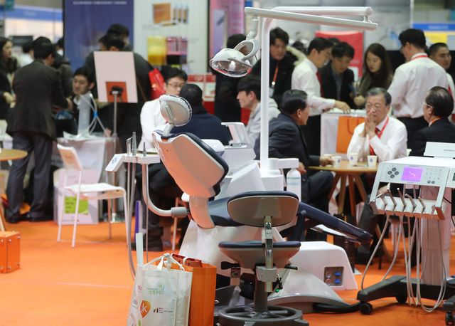 최근 3년간(2022년~2025년 상반기) 한국소비자원에 접수된 치과 관련 피해구제 신청이 매년 증가하고 있는 가운데, 특히 진료비와 관련된 분쟁이 매년 큰 폭으로 늘고 있어 소비자들의 각별한 주의가 필요하다. 사진은 '치과 개원 및 경영정보 박람회'에서 관람객들이 치료기기를 살펴보고 있는 모습. (사진=연합뉴스)