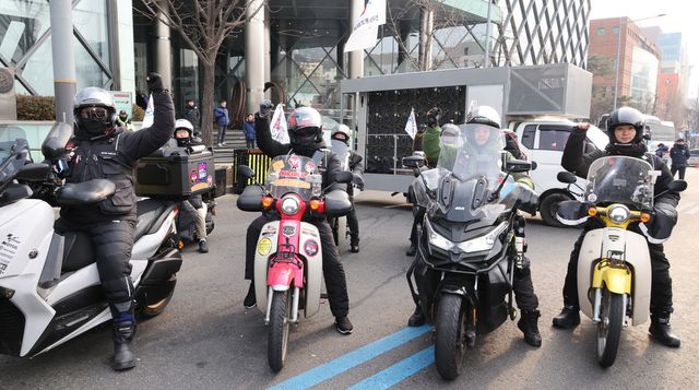 민주노총 공공운수노조 라이더유니온 소속 회원들이 지난 13일 오전 서울 용산구 한남동 대통령 관저 부근에서 '유상보험 의무화' 및 '배달안전운임'을 요구하는 전국대행진에 앞서 기자회견을 마치고 출발 퍼포먼스를 하고 있다.(사진=연합뉴스)
