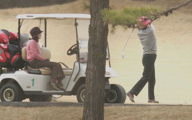 짙은 황사가 전국을 뒤덮은 이번 주말 서울 인근의 한 골프장을 찾은 사람들이 마스크를 한 채 골프를 치고 있는 모습.(사진=미래에셋)