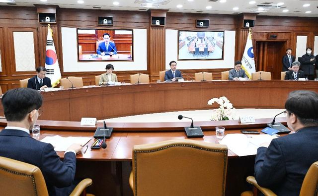 최상목 대통령 권한대행 부총리 겸 기획재정부 장관이 2월 12일 오전 서울 종로구 정부서울청사에서 열린 '국정현안관계장관회의 겸 경제관계장관회의 겸 산업경쟁력강화 관계장관회의'를 주재, 모두발언을 하고 있다.(사진=기획재정부)