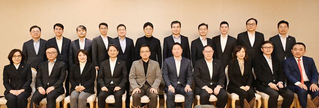 최상목 대통령 권한대행 부총리 겸 기획재정부 장관이 16일 오후 서울 종로구 정부서울청사에서 관계부처 장·차관, 기업대표 등 22명이 참석한 가운데 열린 '민간 경제사절단 만찬간담회'를 진행했다.&nbsp;