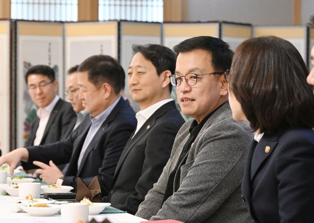 최상목 대통령 권한대행 부총리 겸 기획재정부 장관이 16일 오후 서울 종로구 정부서울청사에서 관계부처 장·차관, 기업대표 등 22명이 참석한 가운데 열린 '민간 경제사절단 만찬간담회'를 진행했다.&nbsp;